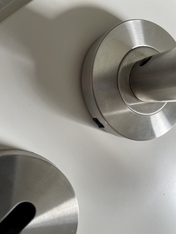 BAU.DE / BAU-Forum: 1. Bild zu Frage "Türdrücker Rosette demontieren: Anleitung zum Abnehmen mit Nut" im BAU-Forum "Ausbauarbeiten" BAU.DE / BAU-Forum: 1. Bild zu Frage "Türdrücker Rosette demontieren: Anleitung zum Abnehmen mit Nut" im BAU-Forum "Ausbauarbeiten"
