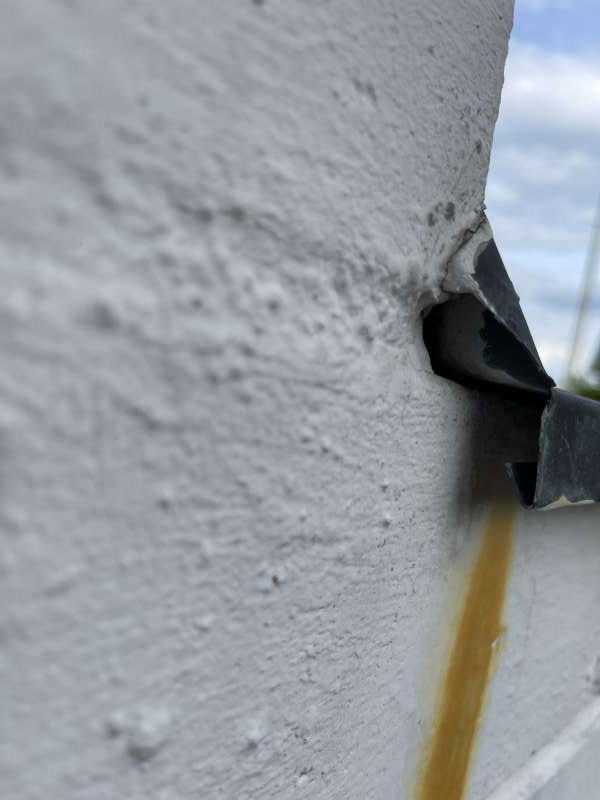 BAU.DE / BAU-Forum: 4. Bild zu Antwort "Gartenmauer: Detailbilder zur Analyse der Fleckenursache" auf die Frage "Gelbe Flecken an Gartenmauer mit Blech: Ursachen, Entfernung & Vorbeugung?" im BAU-Forum "Außenwände und Fassaden" BAU.DE / BAU-Forum: 4. Bild zu Antwort "Gartenmauer: Detailbilder zur Analyse der Fleckenursache" auf die Frage "Gelbe Flecken an Gartenmauer mit Blech: Ursachen, Entfernung & Vorbeugung?" im BAU-Forum "Außenwände und Fassaden"