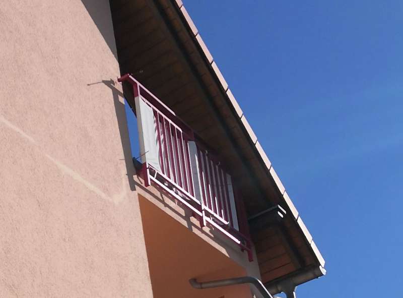 BAU.DE / BAU-Forum: 4. Bild zu Frage "Putzriss horizontal an Fassade: Ursachen, Reparatur, Kosten & Gutachten?" im BAU-Forum "Außenwände und Fassaden" BAU.DE / BAU-Forum: 4. Bild zu Frage "Putzriss horizontal an Fassade: Ursachen, Reparatur, Kosten & Gutachten?" im BAU-Forum "Außenwände und Fassaden"