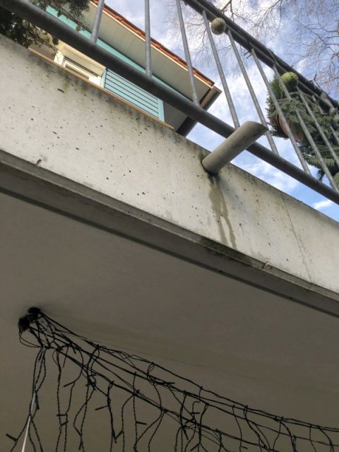 BAU.DE / BAU-Forum: 2. Bild zu Frage "Balkon tropft auf Terrasse: Ursachen, Lösungen & Rechte bei Wasserschäden?" im BAU-Forum "Balkon und Terrasse" BAU.DE / BAU-Forum: 2. Bild zu Frage "Balkon tropft auf Terrasse: Ursachen, Lösungen & Rechte bei Wasserschäden?" im BAU-Forum "Balkon und Terrasse"