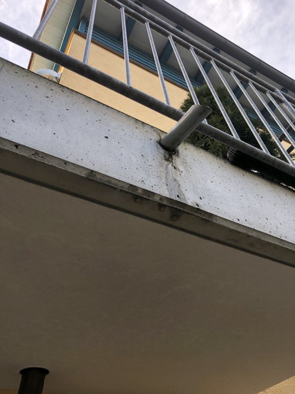 BAU.DE / BAU-Forum: 3. Bild zu Frage "Balkon tropft auf Terrasse: Ursachen, Lösungen & Rechte bei Wasserschäden?" im BAU-Forum "Balkon und Terrasse" BAU.DE / BAU-Forum: 3. Bild zu Frage "Balkon tropft auf Terrasse: Ursachen, Lösungen & Rechte bei Wasserschäden?" im BAU-Forum "Balkon und Terrasse"
