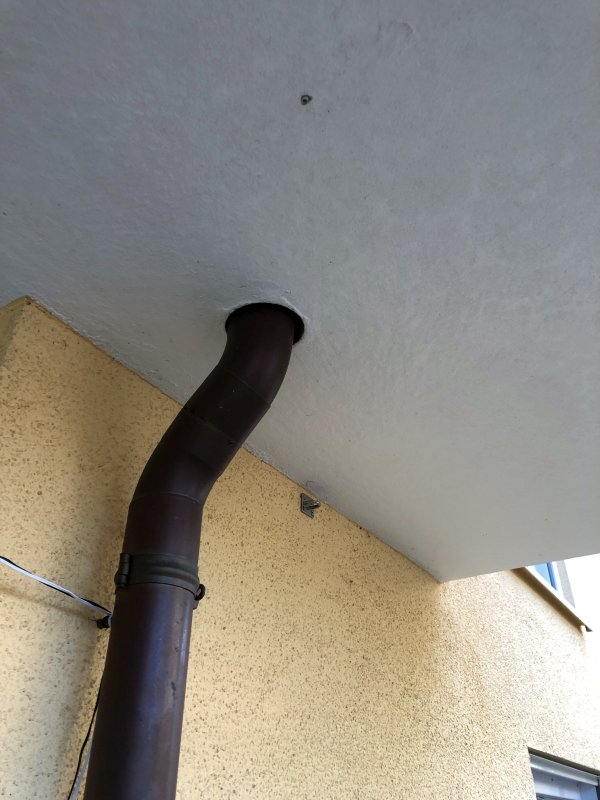 BAU.DE / BAU-Forum: 4. Bild zu Frage "Balkon tropft auf Terrasse: Ursachen, Lösungen & Rechte bei Wasserschäden?" im BAU-Forum "Balkon und Terrasse" BAU.DE / BAU-Forum: 4. Bild zu Frage "Balkon tropft auf Terrasse: Ursachen, Lösungen & Rechte bei Wasserschäden?" im BAU-Forum "Balkon und Terrasse"