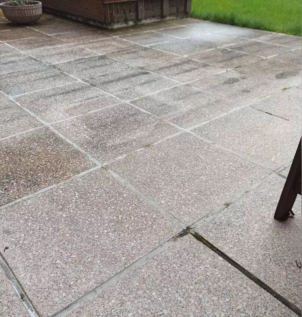 BAU.DE / BAU-Forum: 1. Bild zu Antwort "Terrassen-Belag: Fotos des aktuellen Zustands" auf die Frage "Terrasse neu belegen: Kosten, Aufbauhöhe & geeignete Beläge auf alten Platten?" im BAU-Forum "Balkon und Terrasse" BAU.DE / BAU-Forum: 1. Bild zu Antwort "Terrassen-Belag: Fotos des aktuellen Zustands" auf die Frage "Terrasse neu belegen: Kosten, Aufbauhöhe & geeignete Beläge auf alten Platten?" im BAU-Forum "Balkon und Terrasse"