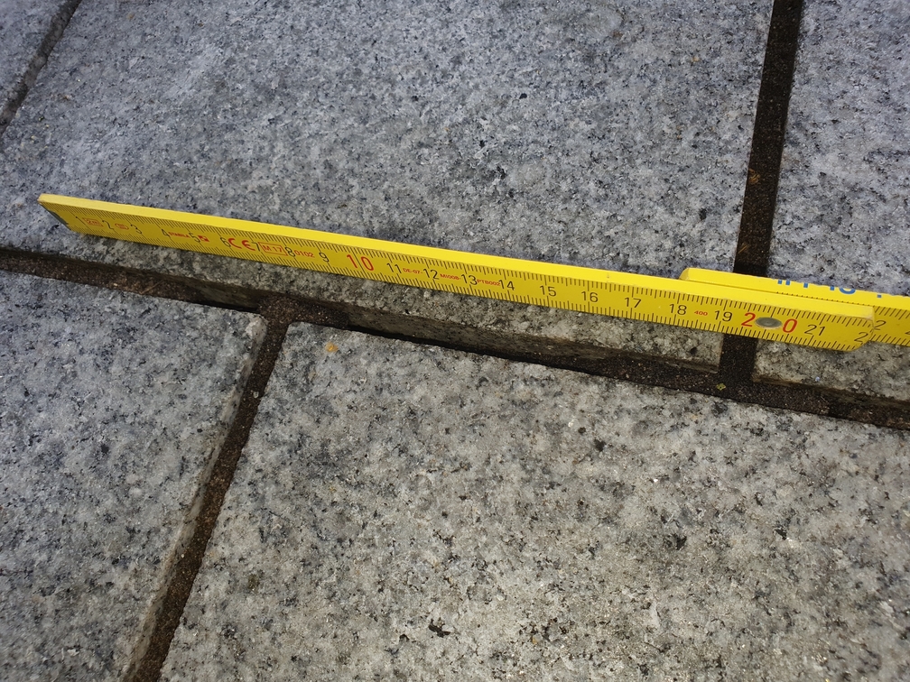 BAU.DE / BAU-Forum: 1. Bild zu Frage "Epoxidharzfugen ausbessern: Anleitung, Material & Kosten für Granit/Sandstein?" im BAU-Forum "Balkon und Terrasse" BAU.DE / BAU-Forum: 1. Bild zu Frage "Epoxidharzfugen ausbessern: Anleitung, Material & Kosten für Granit/Sandstein?" im BAU-Forum "Balkon und Terrasse"