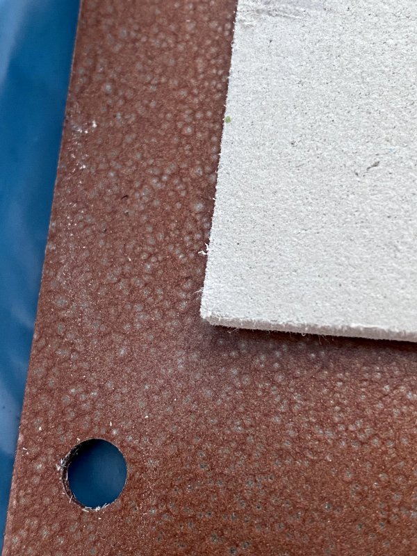 BAU.DE / BAU-Forum: 2. Bild zu Frage "Asbest in Leichtbauplatte im Tresor? Erkennung, Gefahren & Sanierungskosten" im BAU-Forum "Baustoffe" BAU.DE / BAU-Forum: 2. Bild zu Frage "Asbest in Leichtbauplatte im Tresor? Erkennung, Gefahren & Sanierungskosten" im BAU-Forum "Baustoffe"