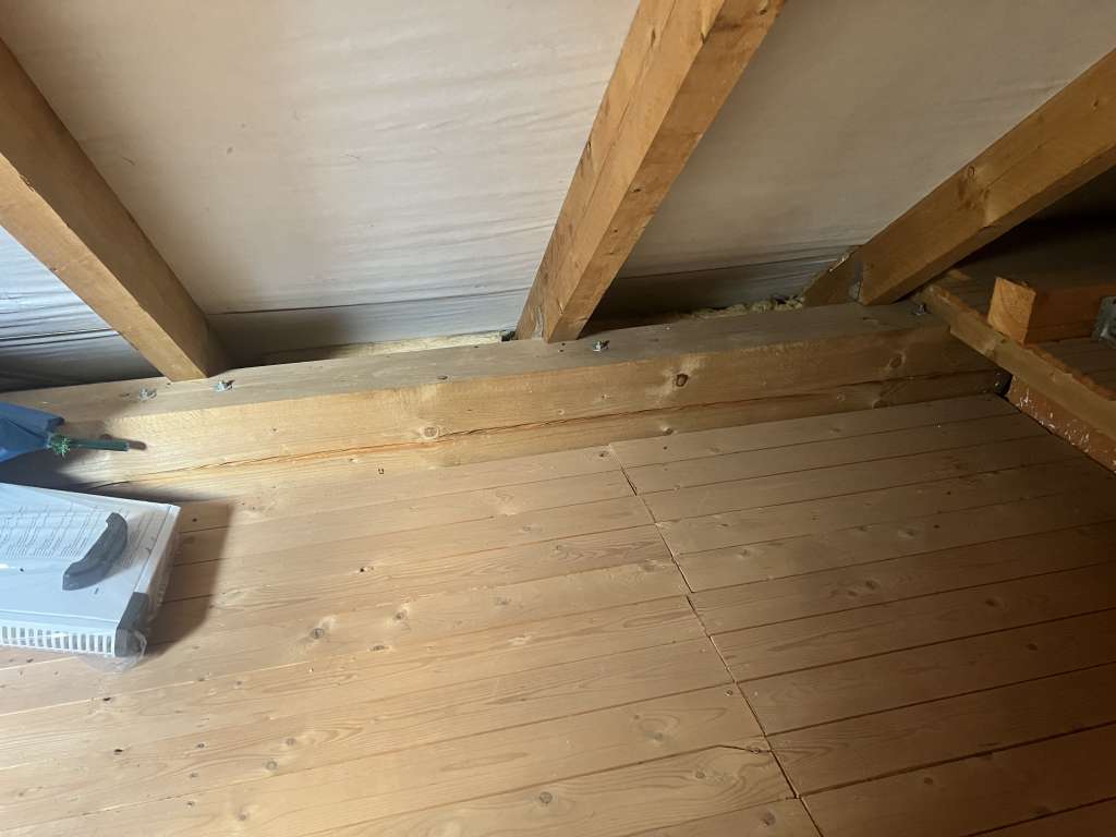 BAU.DE / BAU-Forum: 1. Bild zu Frage "Unterspannbahn reparieren: Risse abdichten oder komplette Erneuerung? Kosten & Anleitung" im BAU-Forum "Dach" BAU.DE / BAU-Forum: 1. Bild zu Frage "Unterspannbahn reparieren: Risse abdichten oder komplette Erneuerung? Kosten & Anleitung" im BAU-Forum "Dach"