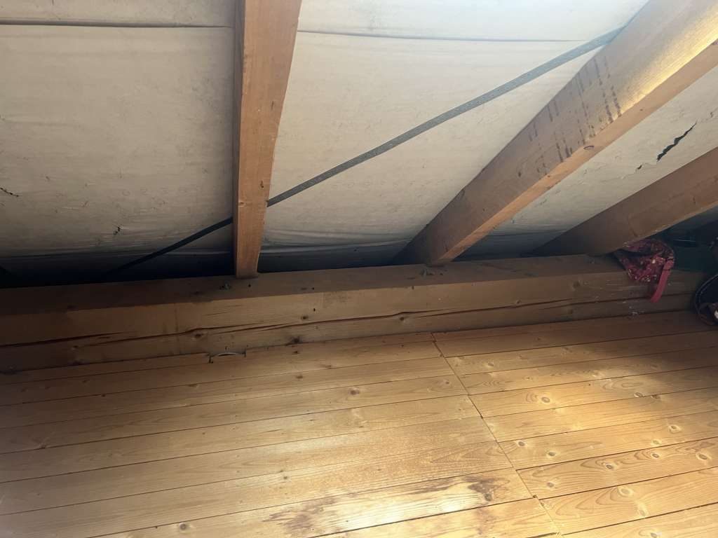 BAU.DE / BAU-Forum: 2. Bild zu Frage "Unterspannbahn reparieren: Risse abdichten oder komplette Erneuerung? Kosten & Anleitung" im BAU-Forum "Dach" BAU.DE / BAU-Forum: 2. Bild zu Frage "Unterspannbahn reparieren: Risse abdichten oder komplette Erneuerung? Kosten & Anleitung" im BAU-Forum "Dach"