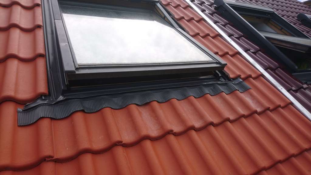 BAU.DE / BAU-Forum: 2. Bild zu Frage "Eindeckrahmen Querblech: Dachsteine hochgedrückt – Ursachen, Lösungen & Kosten?" im BAU-Forum "Dach" BAU.DE / BAU-Forum: 2. Bild zu Frage "Eindeckrahmen Querblech: Dachsteine hochgedrückt – Ursachen, Lösungen & Kosten?" im BAU-Forum "Dach"