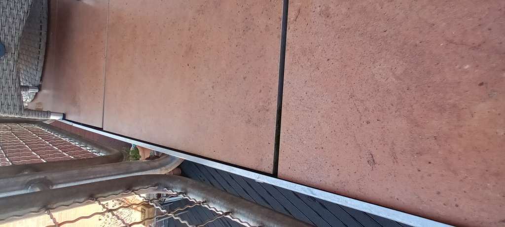 BAU.DE / BAU-Forum: 4. Bild zu Frage "Balkonplattenbelag mit Blechaufkantung: Fachgerecht? Ursachen, Risiken & Lösungen" im BAU-Forum "Dach" BAU.DE / BAU-Forum: 4. Bild zu Frage "Balkonplattenbelag mit Blechaufkantung: Fachgerecht? Ursachen, Risiken & Lösungen" im BAU-Forum "Dach"