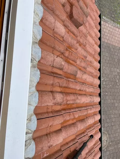 BAU.DE / BAU-Forum: 1. Bild zu Frage "Betondachziegel streichen: Machbarkeit, Empfehlung & Farbe für Taunus Pfanne?" im BAU-Forum "Dach" BAU.DE / BAU-Forum: 1. Bild zu Frage "Betondachziegel streichen: Machbarkeit, Empfehlung & Farbe für Taunus Pfanne?" im BAU-Forum "Dach"