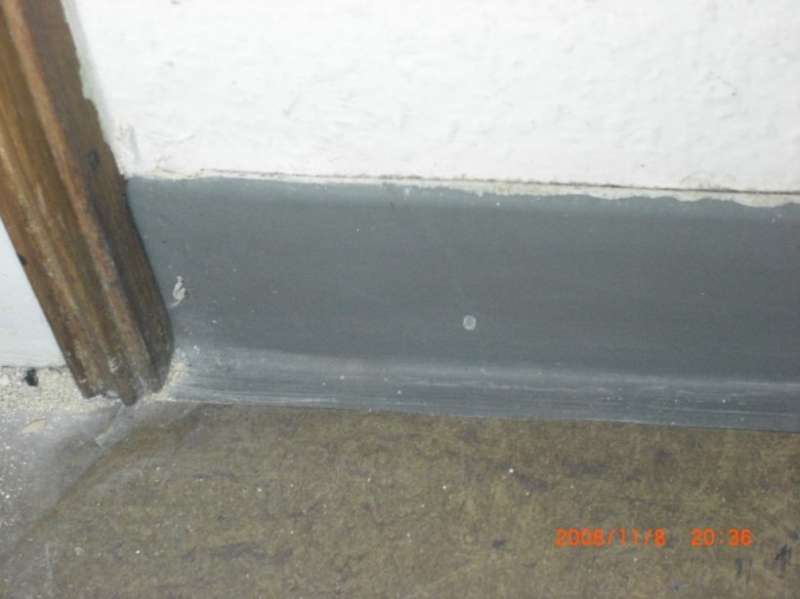 BAU.DE / BAU-Forum: 1. Bild zu Antwort "Linoleum & Gummileisten: Detail-Foto zur Verdeutlichung" auf die Frage "Gummifußleisten entfernen ohne Linoleum zu beschädigen: Tipps & Werkzeuge" im BAU-Forum "Estrich und Bodenbeläge" BAU.DE / BAU-Forum: 1. Bild zu Antwort "Linoleum & Gummileisten: Detail-Foto zur Verdeutlichung" auf die Frage "Gummifußleisten entfernen ohne Linoleum zu beschädigen: Tipps & Werkzeuge" im BAU-Forum "Estrich und Bodenbeläge"