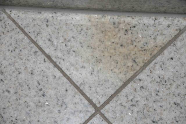 BAU.DE / BAU-Forum: 1. Bild zu Frage "Granitboden Imperial White: Fleckenbildung nach Verlegung – Ursachen & Lösungen?" im BAU-Forum "Estrich und Bodenbeläge" BAU.DE / BAU-Forum: 1. Bild zu Frage "Granitboden Imperial White: Fleckenbildung nach Verlegung – Ursachen & Lösungen?" im BAU-Forum "Estrich und Bodenbeläge"