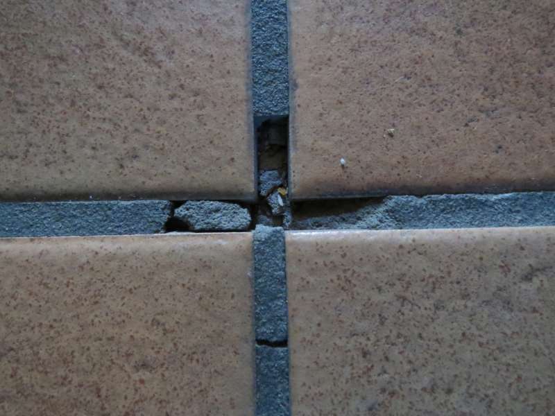 BAU.DE / BAU-Forum: 1. Bild zu Frage "Fuge im Fliesenkreuz erneuern: Anleitung, Material & Tipps zur Ausbesserung?" im BAU-Forum "Estrich und Bodenbeläge" BAU.DE / BAU-Forum: 1. Bild zu Frage "Fuge im Fliesenkreuz erneuern: Anleitung, Material & Tipps zur Ausbesserung?" im BAU-Forum "Estrich und Bodenbeläge"