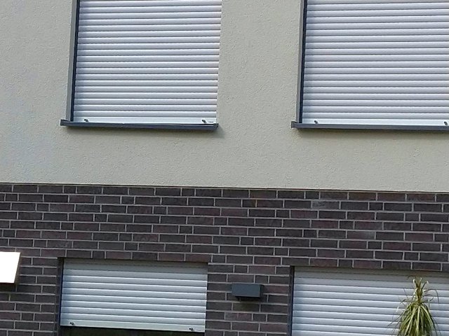 BAU.DE / BAU-Forum: 1. Bild zu Frage "Fensterbank schief eingebaut: Was tun? Rechte, Mangelbeseitigung & Toleranzen" im BAU-Forum "Fenster und Außentüren" BAU.DE / BAU-Forum: 1. Bild zu Frage "Fensterbank schief eingebaut: Was tun? Rechte, Mangelbeseitigung & Toleranzen" im BAU-Forum "Fenster und Außentüren"