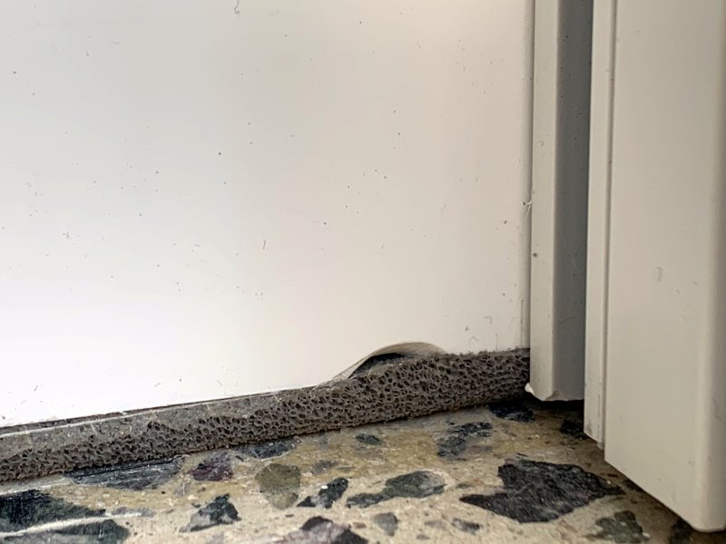 BAU.DE / BAU-Forum: 4. Bild zu Frage "Fenstereinbau Mängel: Dichtband, Rolloabschluss prüfen? Kosten für Gutachter?" im BAU-Forum "Fenster und Außentüren" BAU.DE / BAU-Forum: 4. Bild zu Frage "Fenstereinbau Mängel: Dichtband, Rolloabschluss prüfen? Kosten für Gutachter?" im BAU-Forum "Fenster und Außentüren"