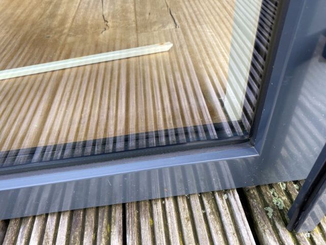 BAU.DE / BAU-Forum: 1. Bild zu Frage "Holz-Alu-Fenster: Undichte Dichtung reparieren – Ursachen, Kosten & DIY-Anleitung?" im BAU-Forum "Fenster und Außentüren" BAU.DE / BAU-Forum: 1. Bild zu Frage "Holz-Alu-Fenster: Undichte Dichtung reparieren – Ursachen, Kosten & DIY-Anleitung?" im BAU-Forum "Fenster und Außentüren"