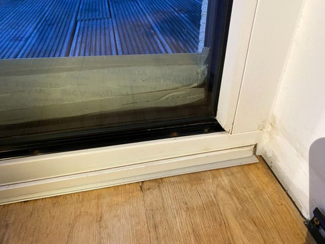 BAU.DE / BAU-Forum: 1. Bild zu Antwort "Wasserschaden: Ursache – Undichte Dichtung am Alu-Fensterrahmen" auf die Frage "Holz-Alu-Fenster: Undichte Dichtung reparieren – Ursachen, Kosten & DIY-Anleitung?" im BAU-Forum "Fenster und Außentüren" BAU.DE / BAU-Forum: 1. Bild zu Antwort "Wasserschaden: Ursache – Undichte Dichtung am Alu-Fensterrahmen" auf die Frage "Holz-Alu-Fenster: Undichte Dichtung reparieren – Ursachen, Kosten & DIY-Anleitung?" im BAU-Forum "Fenster und Außentüren"