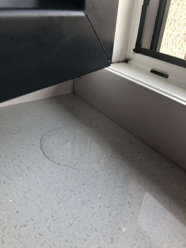 BAU.DE / BAU-Forum: 4. Bild zu Frage "Wasser im Fensterrahmen bei Kälte: Ursachen, Folgen & Lösungen für Neubau?" im BAU-Forum "Fenster und Außentüren" BAU.DE / BAU-Forum: 4. Bild zu Frage "Wasser im Fensterrahmen bei Kälte: Ursachen, Folgen & Lösungen für Neubau?" im BAU-Forum "Fenster und Außentüren"