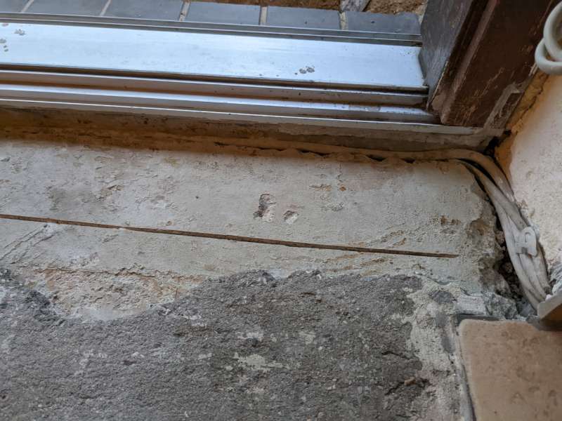 BAU.DE / BAU-Forum: 2. Bild zu Frage "Hebeschiebetür Abdichtungsprobleme: Flüssigkunststoff, Estrich & Klinker – Was tun?" im BAU-Forum "Fenster und Außentüren" BAU.DE / BAU-Forum: 2. Bild zu Frage "Hebeschiebetür Abdichtungsprobleme: Flüssigkunststoff, Estrich & Klinker – Was tun?" im BAU-Forum "Fenster und Außentüren"