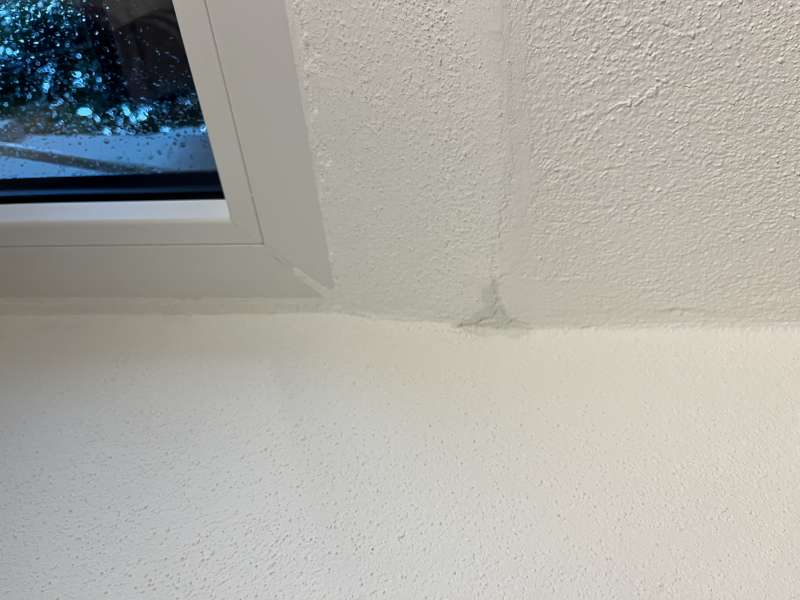 BAU.DE / BAU-Forum: 1. Bild zu Antwort "Folgeschäden: Falsch verbaute Fenster – Feuchtigkeit sichtbar!" auf die Frage "Fensterbänke Sanierung: Montagefehler? Schwitzwasserablauf, Befestigung & Richtlinien" im BAU-Forum "Fenster und Außentüren" BAU.DE / BAU-Forum: 1. Bild zu Antwort "Folgeschäden: Falsch verbaute Fenster – Feuchtigkeit sichtbar!" auf die Frage "Fensterbänke Sanierung: Montagefehler? Schwitzwasserablauf, Befestigung & Richtlinien" im BAU-Forum "Fenster und Außentüren"