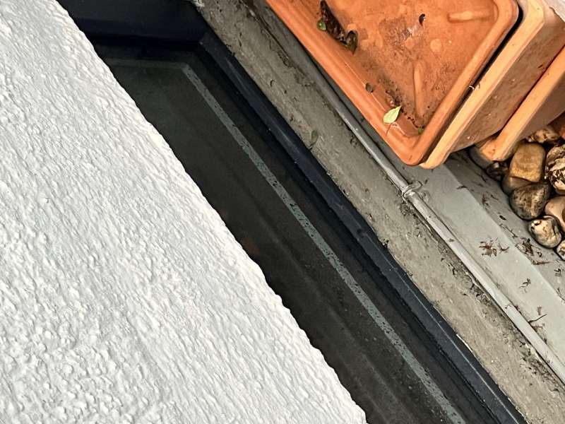 BAU.DE / BAU-Forum: 2. Bild zu Antwort "Folgeschäden: Falsch verbaute Fenster – Feuchtigkeit sichtbar!" auf die Frage "Fensterbänke Sanierung: Montagefehler? Schwitzwasserablauf, Befestigung & Richtlinien" im BAU-Forum "Fenster und Außentüren" BAU.DE / BAU-Forum: 2. Bild zu Antwort "Folgeschäden: Falsch verbaute Fenster – Feuchtigkeit sichtbar!" auf die Frage "Fensterbänke Sanierung: Montagefehler? Schwitzwasserablauf, Befestigung & Richtlinien" im BAU-Forum "Fenster und Außentüren"