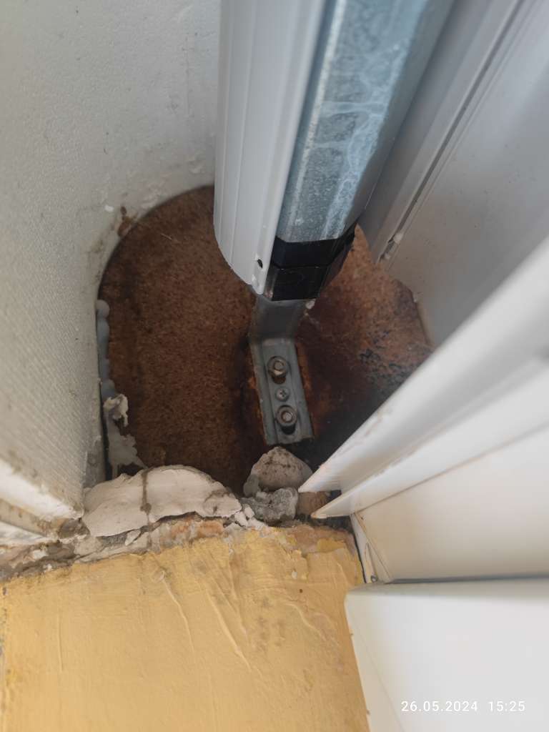 BAU.DE / BAU-Forum: 3. Bild zu Frage "Feuchteschäden Rolladenkasten Innenwand: Ursachen, Sanierung & Kosten für Haus Bj. 2000?" im BAU-Forum "Fenster und Außentüren" BAU.DE / BAU-Forum: 3. Bild zu Frage "Feuchteschäden Rolladenkasten Innenwand: Ursachen, Sanierung & Kosten für Haus Bj. 2000?" im BAU-Forum "Fenster und Außentüren"