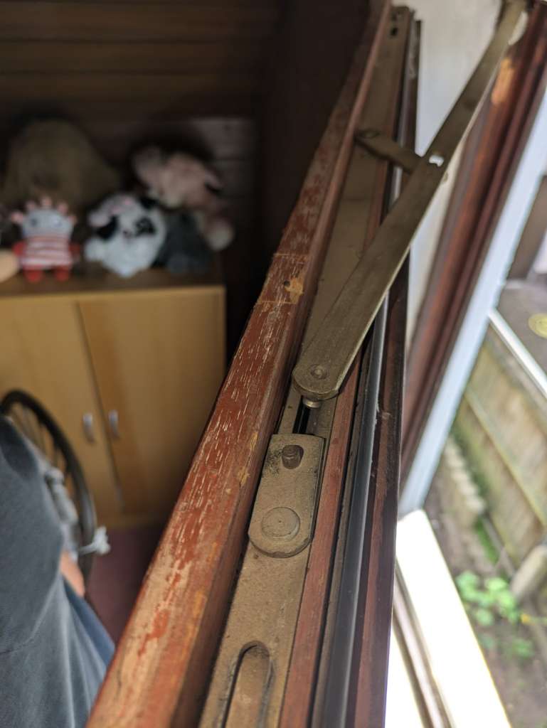 BAU.DE / BAU-Forum: 2. Bild zu Frage "Altes Holzfenster einstellen: Ursachen, Optionen & Tipps zur Reparatur?" im BAU-Forum "Fenster und Außentüren" BAU.DE / BAU-Forum: 2. Bild zu Frage "Altes Holzfenster einstellen: Ursachen, Optionen & Tipps zur Reparatur?" im BAU-Forum "Fenster und Außentüren"