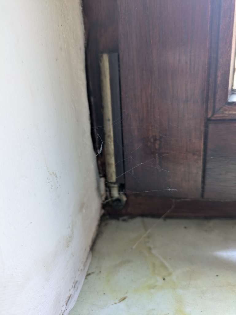 BAU.DE / BAU-Forum: 3. Bild zu Frage "Altes Holzfenster einstellen: Ursachen, Optionen & Tipps zur Reparatur?" im BAU-Forum "Fenster und Außentüren" BAU.DE / BAU-Forum: 3. Bild zu Frage "Altes Holzfenster einstellen: Ursachen, Optionen & Tipps zur Reparatur?" im BAU-Forum "Fenster und Außentüren"