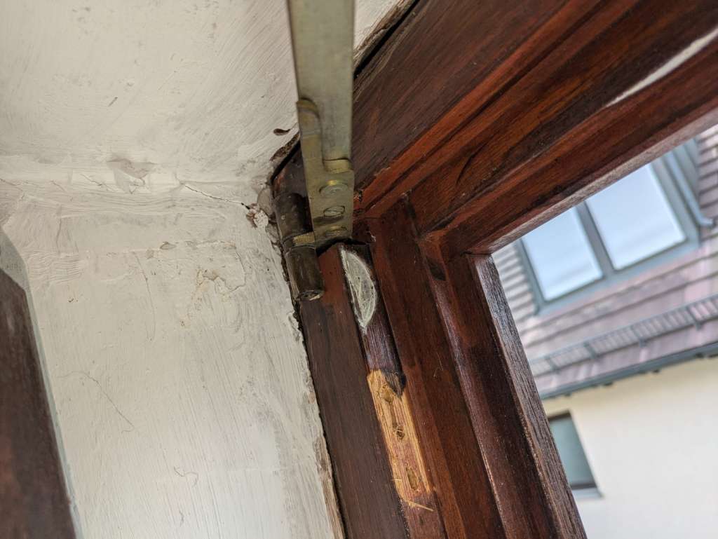BAU.DE / BAU-Forum: 5. Bild zu Frage "Altes Holzfenster einstellen: Ursachen, Optionen & Tipps zur Reparatur?" im BAU-Forum "Fenster und Außentüren" BAU.DE / BAU-Forum: 5. Bild zu Frage "Altes Holzfenster einstellen: Ursachen, Optionen & Tipps zur Reparatur?" im BAU-Forum "Fenster und Außentüren"