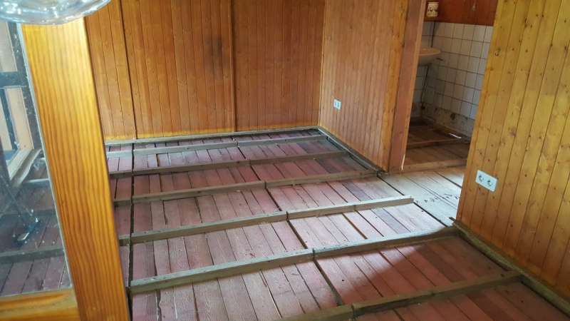 BAU.DE / BAU-Forum: 2. Bild zu Frage "Wasserschaden Fertighaus: Stützpfeiler auf Spannplatte – Ursachen, Sanierung & Schimmelgefahr?" im BAU-Forum "Fertighaus" BAU.DE / BAU-Forum: 2. Bild zu Frage "Wasserschaden Fertighaus: Stützpfeiler auf Spannplatte – Ursachen, Sanierung & Schimmelgefahr?" im BAU-Forum "Fertighaus"
