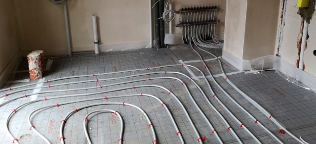 BAU.DE / BAU-Forum: 2. Bild zu Antwort "Fußbodenheizung: Leitungsführung im Abstellraum – Analyse" auf die Frage "Fußbodenheizung Heizkreis Problem: Ursachen, Lösungen & Thermostat-Korrektur im Neubau?" im BAU-Forum "Fußbodenheizungen / Wandheizungen" BAU.DE / BAU-Forum: 2. Bild zu Antwort "Fußbodenheizung: Leitungsführung im Abstellraum – Analyse" auf die Frage "Fußbodenheizung Heizkreis Problem: Ursachen, Lösungen & Thermostat-Korrektur im Neubau?" im BAU-Forum "Fußbodenheizungen / Wandheizungen"
