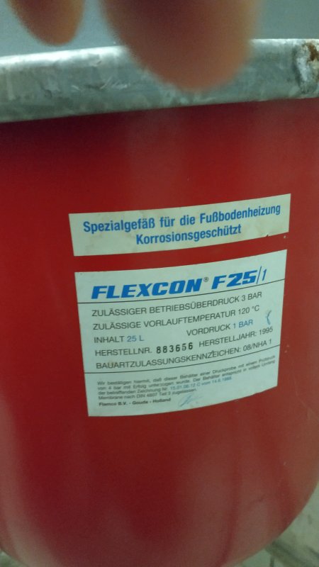 BAU.DE / BAU-Forum: 1. Bild zu Frage "Ausdehnungsgefäß für FBH (Bj. 1981) mit Sauerstoffeintrag: Flexcon P 25 oder Reflex C 25?" im BAU-Forum "Fußbodenheizungen / Wandheizungen" BAU.DE / BAU-Forum: 1. Bild zu Frage "Ausdehnungsgefäß für FBH (Bj. 1981) mit Sauerstoffeintrag: Flexcon P 25 oder Reflex C 25?" im BAU-Forum "Fußbodenheizungen / Wandheizungen"
