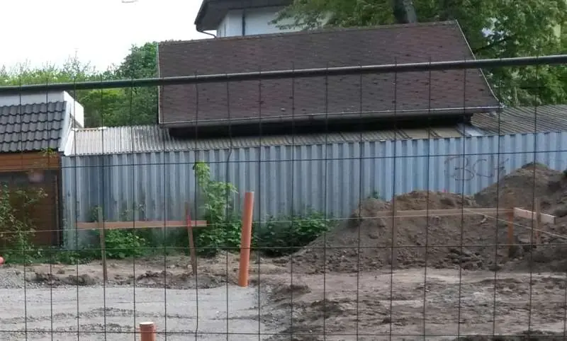 BAU.DE / BAU-Forum: 1. Bild zu Frage "Hässliche Nachbarwand: Sichtschutz verbessern – Ideen, Kosten & rechtliche Aspekte?" im BAU-Forum "Rund um den Garten" BAU.DE / BAU-Forum: 1. Bild zu Frage "Hässliche Nachbarwand: Sichtschutz verbessern – Ideen, Kosten & rechtliche Aspekte?" im BAU-Forum "Rund um den Garten"