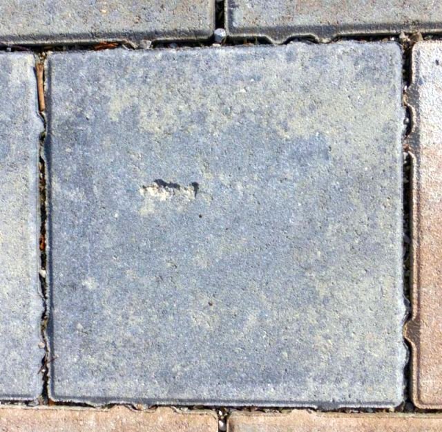 BAU.DE / BAU-Forum: 2. Bild zu Frage "Betonpflastersteine: Qualitätsmängel, Löcher & Risse – Ursachen, Rechte & Sanierung?" im BAU-Forum "Rund um den Garten" BAU.DE / BAU-Forum: 2. Bild zu Frage "Betonpflastersteine: Qualitätsmängel, Löcher & Risse – Ursachen, Rechte & Sanierung?" im BAU-Forum "Rund um den Garten"
