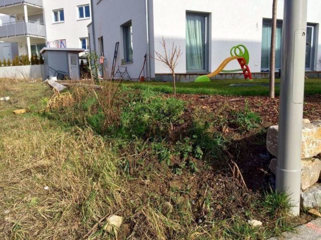 BAU.DE / BAU-Forum: 1. Bild zu Frage "Böschung abfangen: Rasenkanten, Tiefbordsteine, Cortenstahl – Ideen & Kosten für Minihang?" im BAU-Forum "Rund um den Garten" BAU.DE / BAU-Forum: 1. Bild zu Frage "Böschung abfangen: Rasenkanten, Tiefbordsteine, Cortenstahl – Ideen & Kosten für Minihang?" im BAU-Forum "Rund um den Garten"