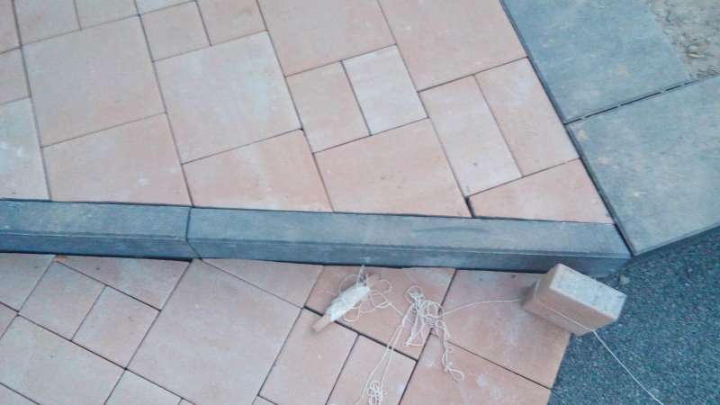 BAU.DE / BAU-Forum: 1. Bild zu Frage "Pflasterarbeiten mangelhaft: Rechte auf Nachbesserung? Toleranzen, Mängel & Sachverständiger" im BAU-Forum "Rund um den Garten" BAU.DE / BAU-Forum: 1. Bild zu Frage "Pflasterarbeiten mangelhaft: Rechte auf Nachbesserung? Toleranzen, Mängel & Sachverständiger" im BAU-Forum "Rund um den Garten"