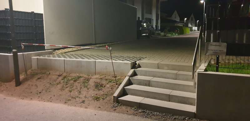 BAU.DE / BAU-Forum: 1. Bild zu Frage "Gefahrenzone ohne Zaun: Absturzsicherung auf Gemeinschaftseigentum – Wer haftet bei Unfällen?" im BAU-Forum "Rund um den Garten" BAU.DE / BAU-Forum: 1. Bild zu Frage "Gefahrenzone ohne Zaun: Absturzsicherung auf Gemeinschaftseigentum – Wer haftet bei Unfällen?" im BAU-Forum "Rund um den Garten"