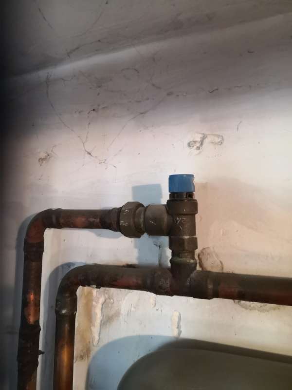 BAU.DE / BAU-Forum: 1. Bild zu Frage "Ventil tropft an Ölheizung: Ursachen, Notfallmaßnahmen & DIY-Reparatur?" im BAU-Forum "Heizung / Warmwasser" BAU.DE / BAU-Forum: 1. Bild zu Frage "Ventil tropft an Ölheizung: Ursachen, Notfallmaßnahmen & DIY-Reparatur?" im BAU-Forum "Heizung / Warmwasser"