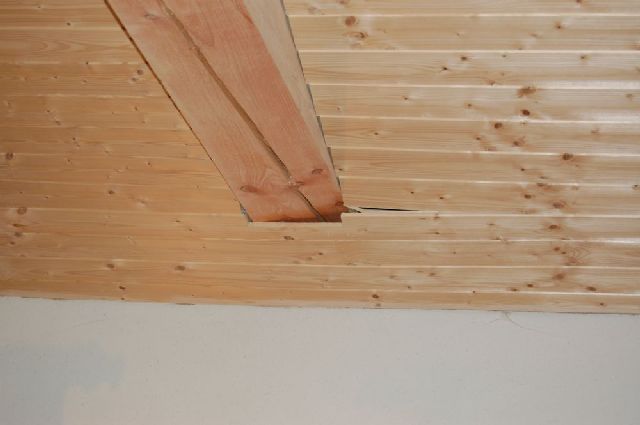 BAU.DE / BAU-Forum: 1. Bild zu Frage "Holzbalken Risse & Verschiebung: Statik prüfen? Ursachen, Risiken & Sanierung" im BAU-Forum "Holzschutz, Holzschäden, Holzsanierung" BAU.DE / BAU-Forum: 1. Bild zu Frage "Holzbalken Risse & Verschiebung: Statik prüfen? Ursachen, Risiken & Sanierung" im BAU-Forum "Holzschutz, Holzschäden, Holzsanierung"