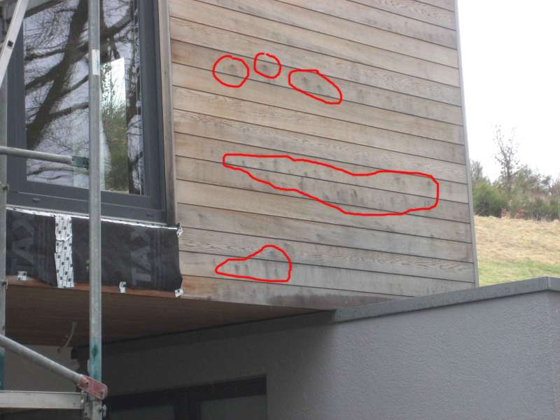 BAU.DE / BAU-Forum: 3. Bild zu Frage "Schwarze Flecken auf Zedernholz-Fassade: Ursachen, Entfernung & Vorbeugung?" im BAU-Forum "Holzschutz, Holzschäden, Holzsanierung" BAU.DE / BAU-Forum: 3. Bild zu Frage "Schwarze Flecken auf Zedernholz-Fassade: Ursachen, Entfernung & Vorbeugung?" im BAU-Forum "Holzschutz, Holzschäden, Holzsanierung"