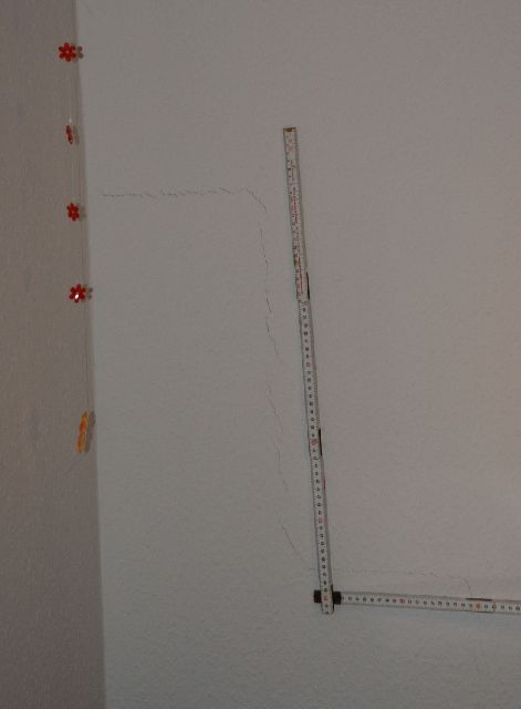 BAU.DE / BAU-Forum: 1. Bild zu Frage "Risse in Innenwand nach 1,5 Jahren: Ursachen, Gewährleistung & Mängelanzeige?" im BAU-Forum "Innenwände" BAU.DE / BAU-Forum: 1. Bild zu Frage "Risse in Innenwand nach 1,5 Jahren: Ursachen, Gewährleistung & Mängelanzeige?" im BAU-Forum "Innenwände"