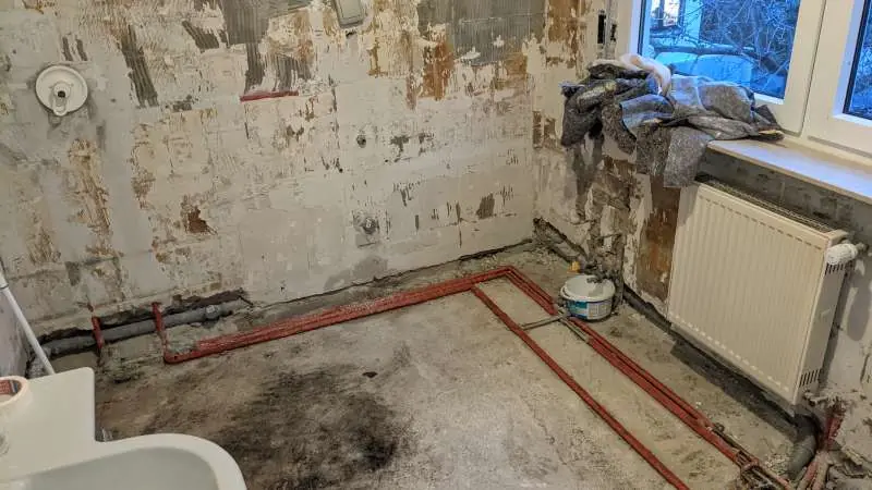 BAU.DE / BAU-Forum: 1. Bild zu Frage "Außenwand ausgehöhlt durch Abflussrohr: Risiken, Sanierung & Dämmung?" im BAU-Forum "Innenwände" BAU.DE / BAU-Forum: 1. Bild zu Frage "Außenwand ausgehöhlt durch Abflussrohr: Risiken, Sanierung & Dämmung?" im BAU-Forum "Innenwände"