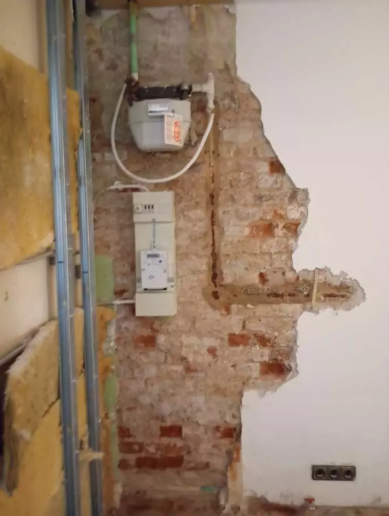 BAU.DE / BAU-Forum: 1. Bild zu Frage "Feuchtigkeit in der Wand: Ursachen finden & Schäden an Rohren erkennen?" im BAU-Forum "Innenwände" BAU.DE / BAU-Forum: 1. Bild zu Frage "Feuchtigkeit in der Wand: Ursachen finden & Schäden an Rohren erkennen?" im BAU-Forum "Innenwände"