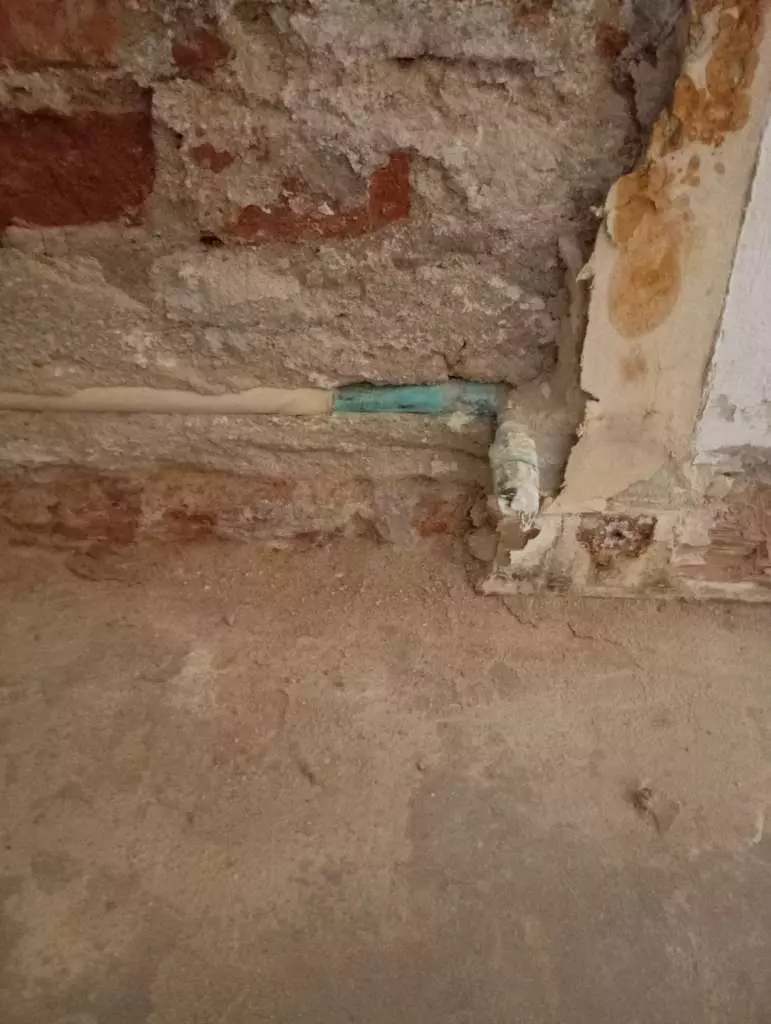 BAU.DE / BAU-Forum: 2. Bild zu Frage "Feuchtigkeit in der Wand: Ursachen finden & Schäden an Rohren erkennen?" im BAU-Forum "Innenwände" BAU.DE / BAU-Forum: 2. Bild zu Frage "Feuchtigkeit in der Wand: Ursachen finden & Schäden an Rohren erkennen?" im BAU-Forum "Innenwände"