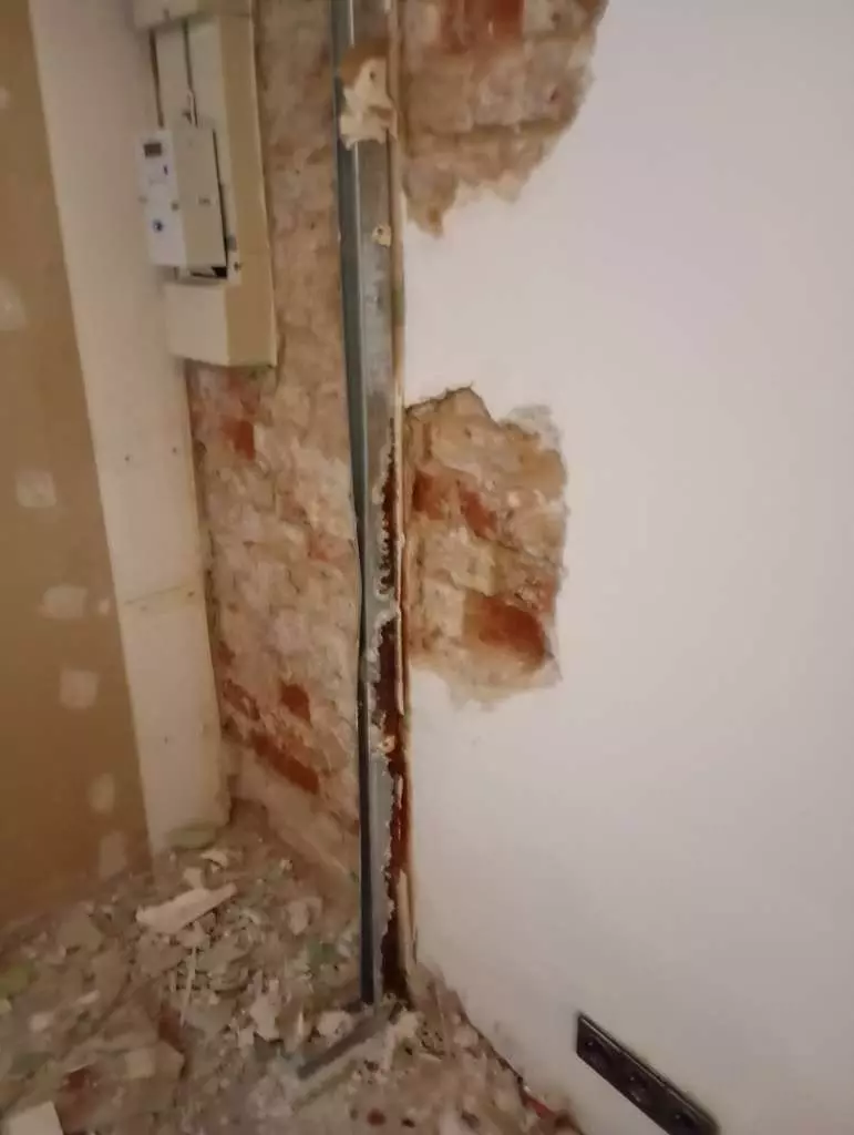 BAU.DE / BAU-Forum: 3. Bild zu Frage "Feuchtigkeit in der Wand: Ursachen finden & Schäden an Rohren erkennen?" im BAU-Forum "Innenwände" BAU.DE / BAU-Forum: 3. Bild zu Frage "Feuchtigkeit in der Wand: Ursachen finden & Schäden an Rohren erkennen?" im BAU-Forum "Innenwände"