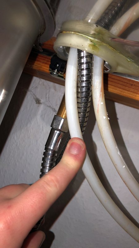 BAU.DE / BAU-Forum: 1. Bild zu Frage "Wasserhahn-Anschluss Spüle: Schlauch passt nicht – Was tun bei Normabweichungen?" im BAU-Forum "Installation: Elektro, Gas, Wasser, Fernwärme etc." BAU.DE / BAU-Forum: 1. Bild zu Frage "Wasserhahn-Anschluss Spüle: Schlauch passt nicht – Was tun bei Normabweichungen?" im BAU-Forum "Installation: Elektro, Gas, Wasser, Fernwärme etc."