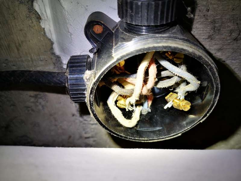 BAU.DE / BAU-Forum: 1. Bild zu Frage "Elektrik Baujahr bestimmen: Ist die Elektroinstallation aus den 30er, 40er oder 50er Jahren?" im BAU-Forum "Installation: Elektro, Gas, Wasser, Fernwärme etc." BAU.DE / BAU-Forum: 1. Bild zu Frage "Elektrik Baujahr bestimmen: Ist die Elektroinstallation aus den 30er, 40er oder 50er Jahren?" im BAU-Forum "Installation: Elektro, Gas, Wasser, Fernwärme etc."