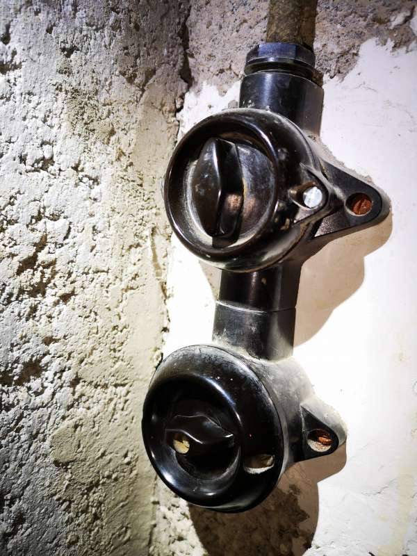 BAU.DE / BAU-Forum: 2. Bild zu Frage "Elektrik Baujahr bestimmen: Ist die Elektroinstallation aus den 30er, 40er oder 50er Jahren?" im BAU-Forum "Installation: Elektro, Gas, Wasser, Fernwärme etc." BAU.DE / BAU-Forum: 2. Bild zu Frage "Elektrik Baujahr bestimmen: Ist die Elektroinstallation aus den 30er, 40er oder 50er Jahren?" im BAU-Forum "Installation: Elektro, Gas, Wasser, Fernwärme etc."