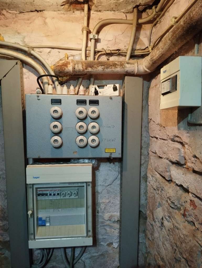 BAU.DE / BAU-Forum: 1. Bild zu Frage "Elektroinstallation im Altbau: Erneuern oder Beibehalten? Kosten, Risiken & Vorschriften" im BAU-Forum "Installation: Elektro, Gas, Wasser, Fernwärme etc." BAU.DE / BAU-Forum: 1. Bild zu Frage "Elektroinstallation im Altbau: Erneuern oder Beibehalten? Kosten, Risiken & Vorschriften" im BAU-Forum "Installation: Elektro, Gas, Wasser, Fernwärme etc."
