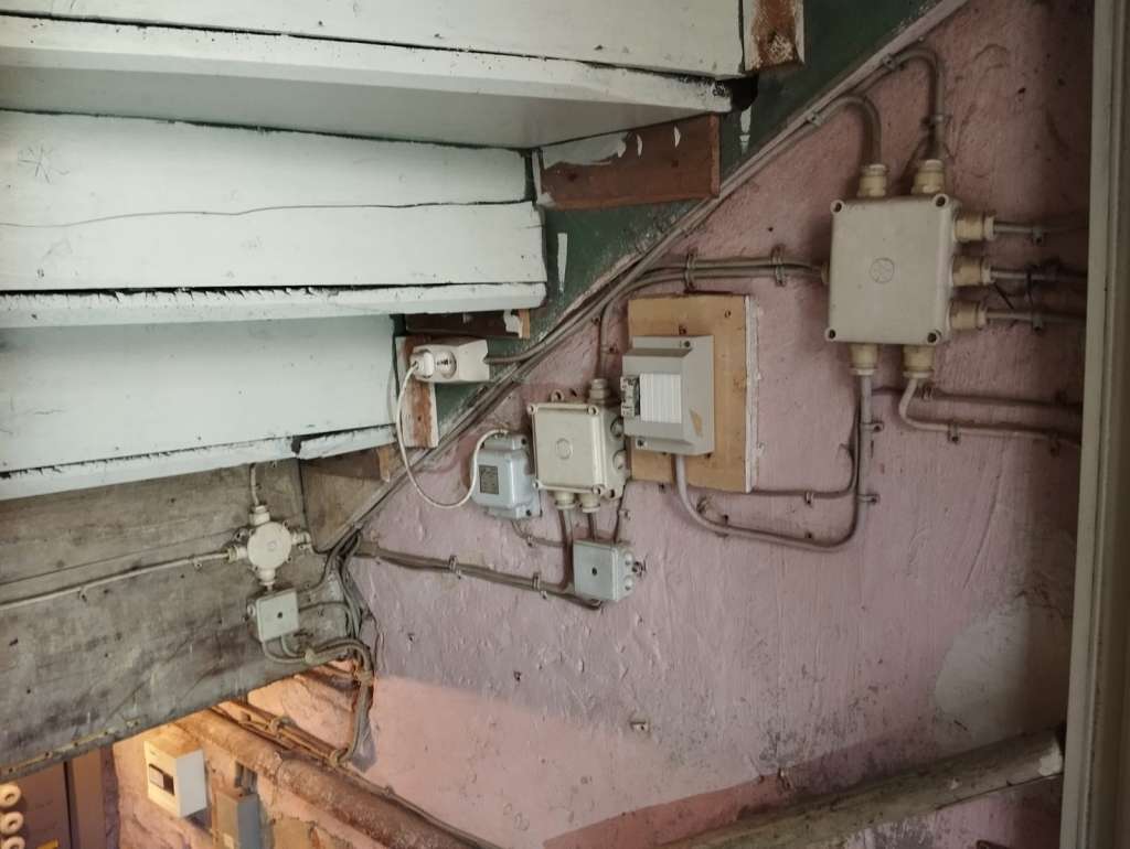 BAU.DE / BAU-Forum: 3. Bild zu Frage "Elektroinstallation im Altbau: Erneuern oder Beibehalten? Kosten, Risiken & Vorschriften" im BAU-Forum "Installation: Elektro, Gas, Wasser, Fernwärme etc." BAU.DE / BAU-Forum: 3. Bild zu Frage "Elektroinstallation im Altbau: Erneuern oder Beibehalten? Kosten, Risiken & Vorschriften" im BAU-Forum "Installation: Elektro, Gas, Wasser, Fernwärme etc."